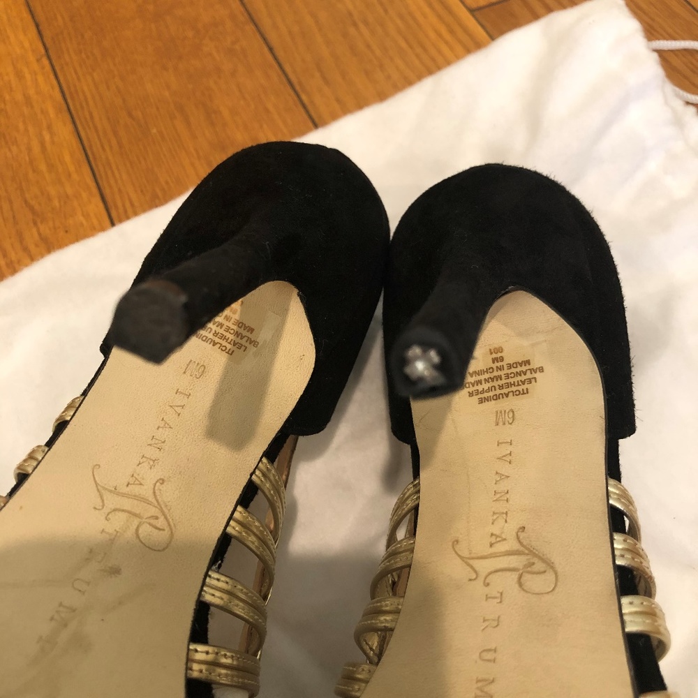 ❤️HOSTS’ PICK❤️ Ivanka Trump Black & Gold Pump - Picture 8 of 8
